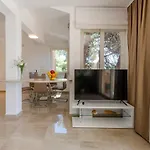 Pine Tree Zanetic Apartment